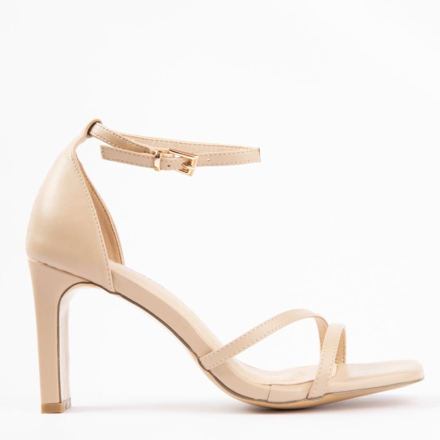 Shoes VS TREADS | Fando Nude